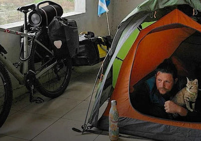 Imagen: Meet The Man Who is Bikepacking His Way Around The World With A Cat