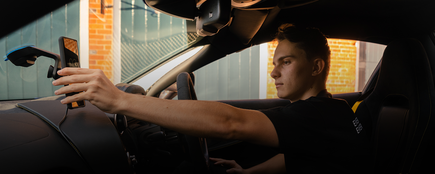 Imagen: Quad Lock Sign Rising Aussie Formula 1 Driver Oscar Piastri As Global Ambassador